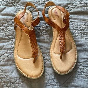 Born Yarrow Leather T-Strap Sandals